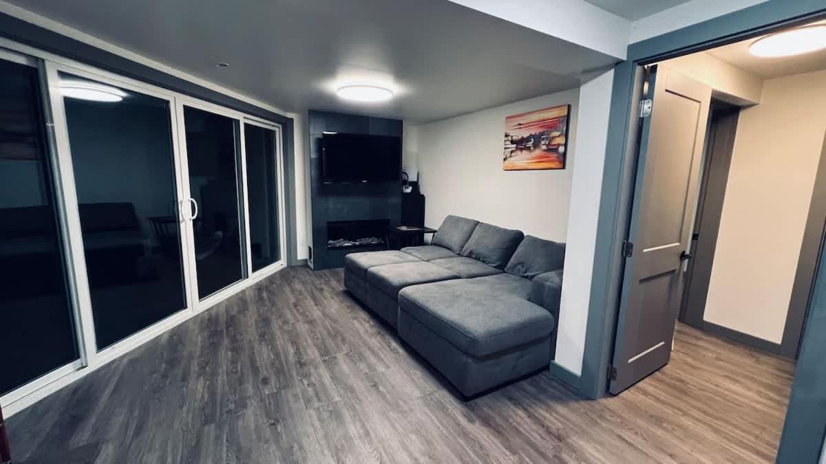 Tranquil Oasis 2 Bedroom Suite With Pool View Вікторія Екстер'єр фото